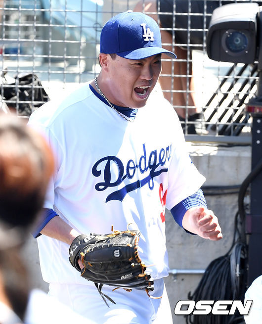 [OSEN=로스앤젤레스(미 캘리포니아주), 지형준 기자]6회초 무사 1, 2루 상황을 무실점으로 넘긴 다저스 선발 류현진이 더그아웃으로 들어오며 기뻐하고 있다. /jpnews@osen.co.kr