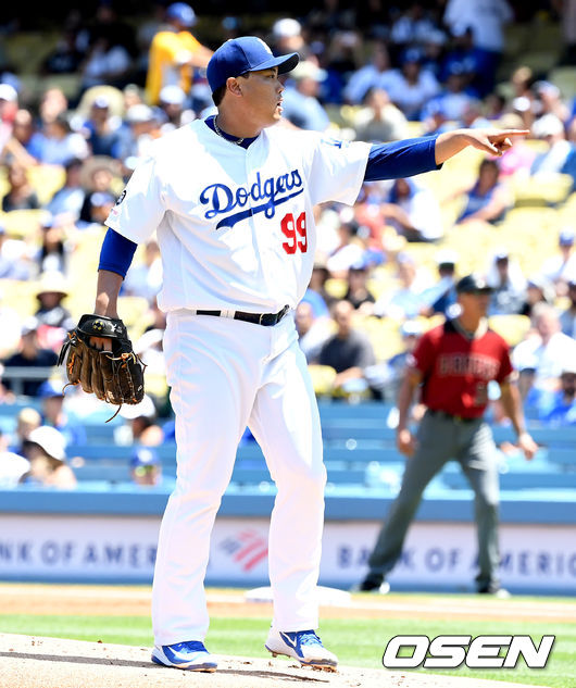 [OSEN=로스앤젤레스(미 캘리포니아주), 지형준 기자]1회초 무사 선두타자로 나선 애리조나 팀 로카스트로에게 몸 맞는 공을 허용한 다저스 선발 류현진이 어필하고 있다. /jpnews@osen.co.kr