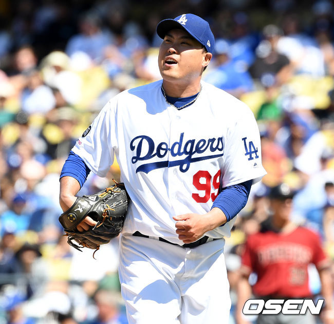 [OSEN=로스앤젤레스(미 캘리포니아주), 지형준 기자]7회초 애리조나 공격을 무실점으로 막아낸 다저스 선발 류현진이 환호하고 있다. /jpnews@osen.co.kr