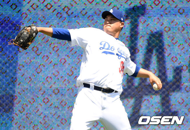 [OSEN=로스앤젤레스(미 캘리포니아주), 지형준 기자] 다저스 류현진이 외야에서 몸을 풀고 있다. /jpnews@osen.co.kr