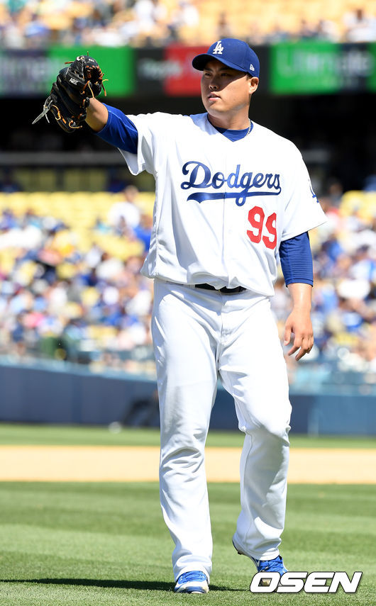 [OSEN=로스앤젤레스(미 캘리포니아주), 지형준 기자]다저스 선발 류현진이 야수들에게 공을 건네받고 있다. /jpnews@osen.co.kr