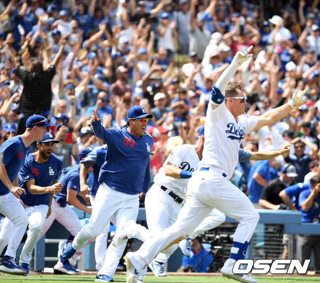 [OSEN=로스앤젤레스(미 캘리포니아주), 지형준 기자]9회말 2사 2,3루에서 다저스 마틴의 끝내기 안타에 류현진을 비롯한 동료선수들이 기뻐하고 있다./jpnews@osen.co.kr