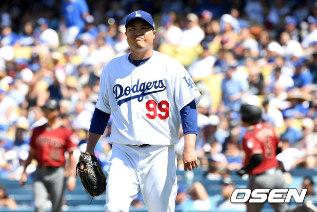 [OSEN=로스앤젤레스(미 캘리포니아주), 지형준 기자]6회초 무사 1루 상황 애리조나 에두아르도 에스코바에게 안타를 허용한 다저스 선발 류현진이 아쉬워하고 있다. /jpnews@osen.co.kr
