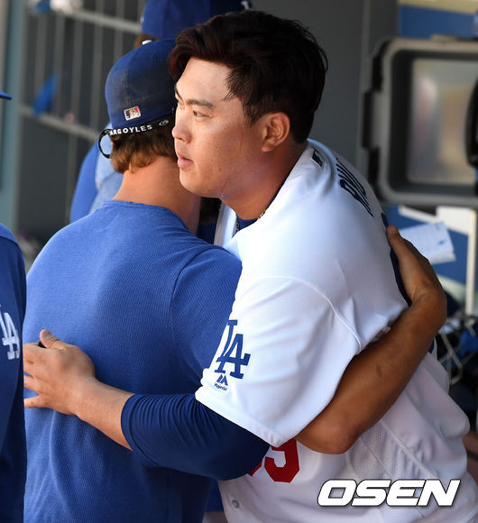[OSEN=로스앤젤레스(미 캘리포니아주), 지형준 기자] 12일(한국시간) 미국 캘리포니아주 로스앤젤레스 다저스타디움에서 ‘2019 메이저리그’ LA 다저스와 애리조나 다이아몬드백스의 경기가 열렸다.  7회까지 무실점 투구를 펼친 다저스 선발 류현진과 팀 동료 커쇼가 인사를 나누고 있다. /jpnews@osen.co.kr
