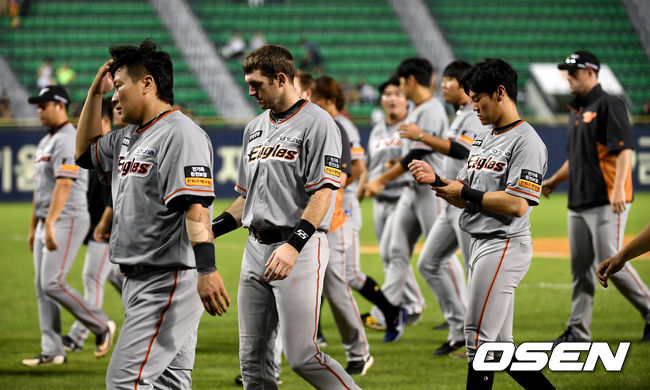 [OSEN=잠실, 최규한 기자] 경기에 패한 한화 선수들이 팬들에게 인사한 뒤 그라운드를 나서고 있다. /dreamer@osen.co.kr