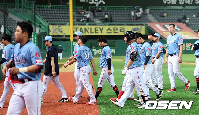 경기에서 패배한 롯데 선수들이 아쉬워하며 경기장을 나서고 있다. /OSEN DB