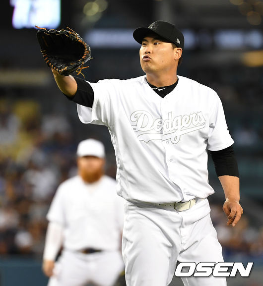 [OSEN=LA(미국 캘리포니아주), 최규한 기자]2회초 무사 2,3루에서 LA 다저스 선발투수 류현진이 투구를 준비하고 있다. /dreamer@osen.co.kr