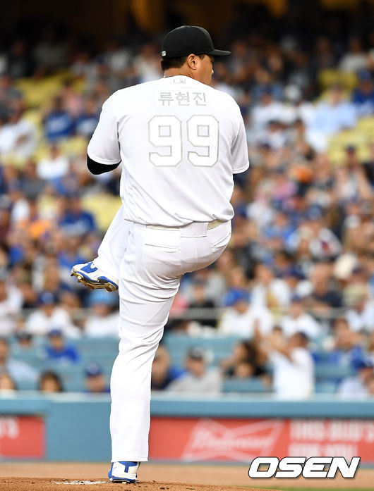 [OSEN=LA(미국 캘리포니아주), 최규한 기자]1회초 무사에서 LA 선발투수 류현진이 역투하고 있다. /dreamer@osen.co.kr