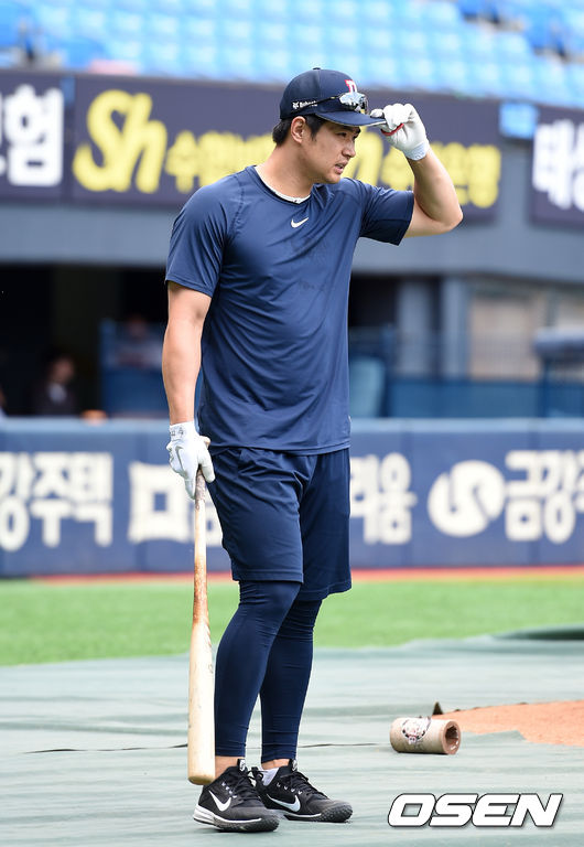 [OSEN=잠실, 이대선 기자] 16일 오후 서울 잠실야구장에서 ‘2019년 신한은행 마이카 KBO리그’ 두산 베어스와 LG 트윈스의 경기가 열릴 예정이다.  경기에 앞서 두산 김재환이 타격 훈련을 준비하고 있다. /sunday@osen.co.kr