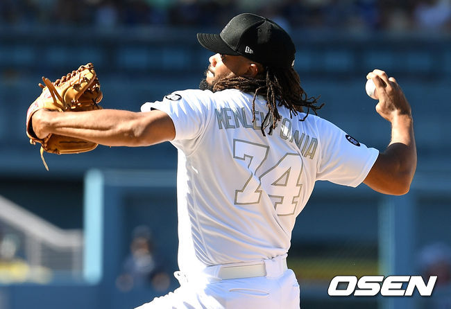 [OSEN=LA(미국 캘리포니아주), 최규한 기자]9회초 마운드에 오른 다저스 투수 켄리 잰슨이 힘차게 공을 뿌리고 있다. /dreamer@osen.co.kr