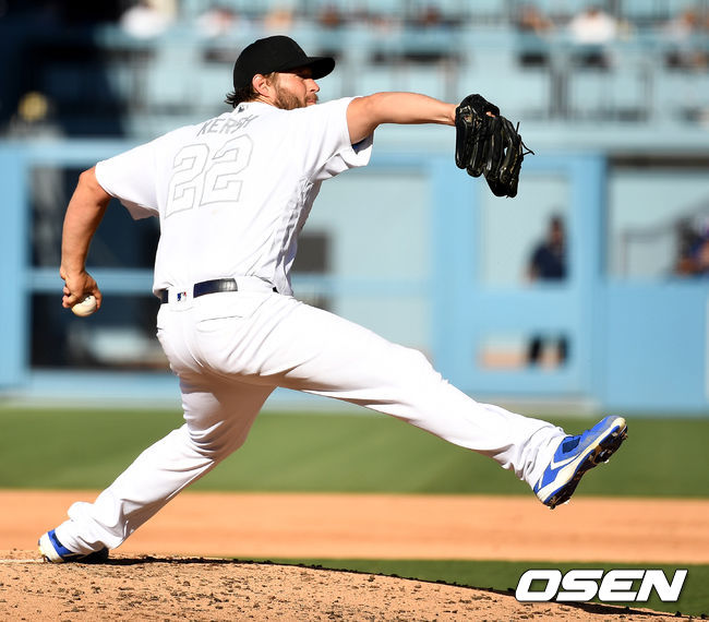 [OSEN=LA(미국 캘리포니아주), 최규한 기자]다저스 선발 클레이튼 커쇼가 힘차게 공을 뿌리고 있다. /dreamer@osen.co.kr