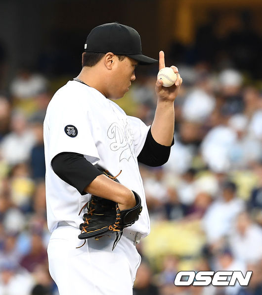 [OSEN=LA(미국 캘리포니아주), 최규한 기자]1회초 무사에서 LA 선발투수 류현진이 투구를 준비하고 있다. /dreamer@osen.co.kr