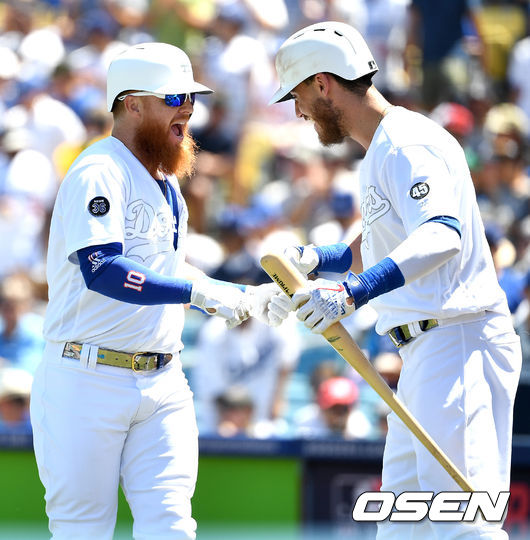 [OSEN=LA(미국 캘리포니아주), 최규한 기자]3회말 1사 1루 상황 다저스 저스틴 터너가 선제 투런포를 날리고 홈을 밟은 뒤 벨린저와 인사를 나누고 있다. /dreamer@osen.co.kr