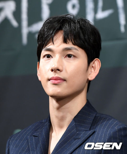 [OSEN=이대선 기자] 28일 오후 서울 논현동 임피리얼팰리스 호텔에서 OCN 드라마틱 시네마 ‘타인은 지옥이다' 제작발표회가 열렸다.  배우 임시완이 취재진의 질문을 듣고 있다. /sunday@osen.co.kr