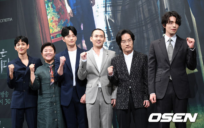 [OSEN=이대선 기자] 28일 오후 서울 논현동 임피리얼팰리스 호텔에서 OCN 드라마틱 시네마 ‘타인은 지옥이다' 제작발표회가 열렸다.  배우 임시완, 이정은, 박현욱, 박종환, 이중옥, 이동욱이 포토타임을 갖고 있다. /sunday@osen.co.kr