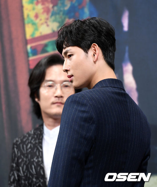 [OSEN=이대선 기자] 28일 오후 서울 논현동 임피리얼팰리스 호텔에서 OCN 드라마틱 시네마 ‘타인은 지옥이다' 제작발표회가 열렸다.  배우 임시완이 포토타임을 갖고 있다. /sunday@osen.co.kr