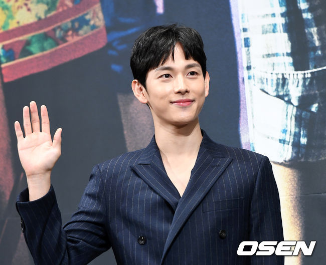 [OSEN=이대선 기자] 28일 오후 서울 논현동 임피리얼팰리스 호텔에서 OCN 드라마틱 시네마 ‘타인은 지옥이다' 제작발표회가 열렸다.  배우 임시완이 포토타임을 갖고 있다. /sunday@osen.co.kr