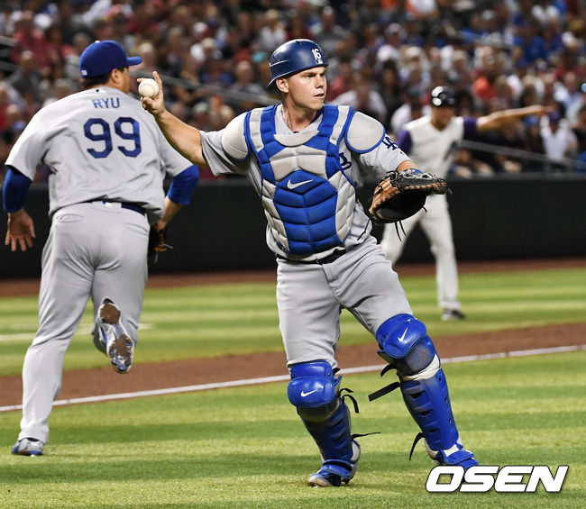 [OSEN=피닉스(미국 애리조나주), 최규한 기자]3회말 1사 주자 1루 애리조나 선발 켈리의 희생번트때 LA 윌 스미스가 1루로 송구하고 있다./dreamer@osen.co.kr