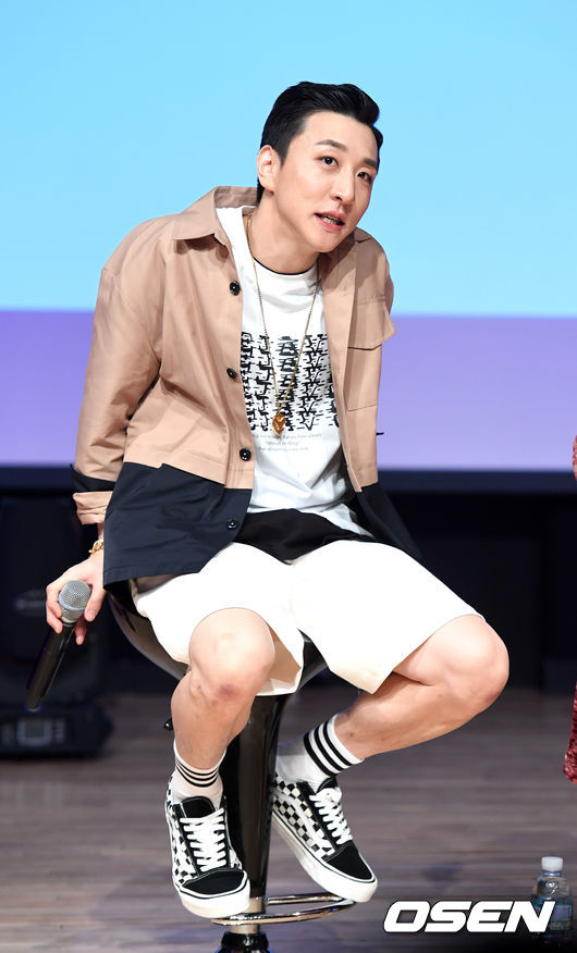 [OSEN=지형준 기자] 30일 오후 서울 청담동 일지아트홀에서 열린 플로우식(FLOWSIK)과 제시의 첫 싱글 'All I Need' 앨범 쇼케이스, 플로우식이 질문에 귀기울이고 있다. /jpnews@osen.co.kr