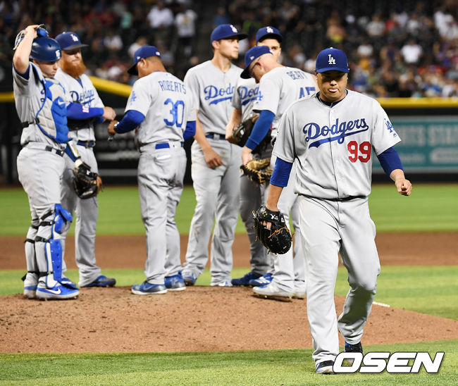 [OSEN=피닉스(미국 애리조나주), 최규한 기자]5회말 2사 주자 1,3루 애리조나 램 타석에서 LA 선발 류현진이 강판당하고 있다./dreamer@osen.co.kr