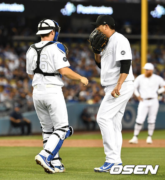 [OSEN=LA(미국 캘리포니아주), 최규한 기자]2회초 무사 2,3루에서 LA 다저스 류현진이 윌 스미스와 이야기를 나누고 있다. /dreamer@osen.co.kr