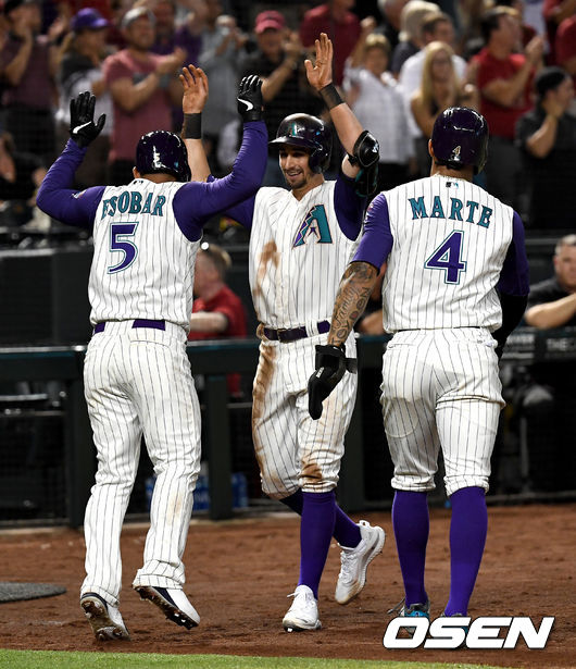 [OSEN=피닉스(미국 애리조나주), 최규한 기자]6회말 무사 2, 3루 상황 애리조나 에두아르도 에스코바가 달아나는 스리런포를 날리고 홈을 밟은 뒤 동료들과 인사를 나누고 있다. /dreamer@osen.co.kr