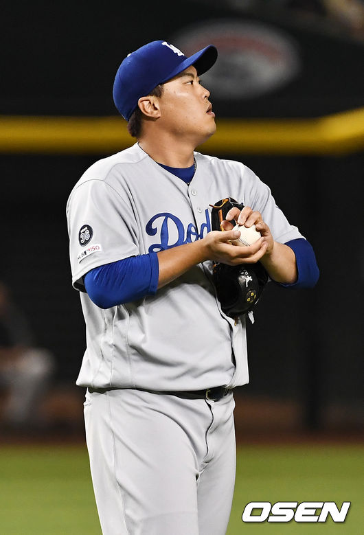 [OSEN=피닉스(미국 애리조나주), 최규한 기자]3회말 1사 주자 1루 애리조나 선발 켈리에게 희생번트를 맞은 LA 선발 류현진이 생각에 잠겨 있다./dreamer@osen.co.kr