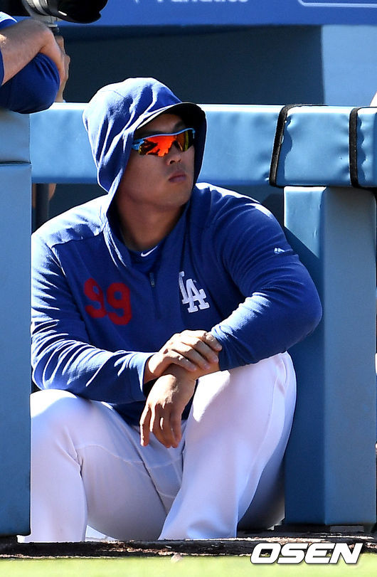 [OSEN=LA(미국 캘리포니아주), 최규한 기자]9회초 양키스 공격 때 다저스 류현진이 더그아웃에서 그라운드를 바라보고 있다. /dreamer@osen.co.kr
