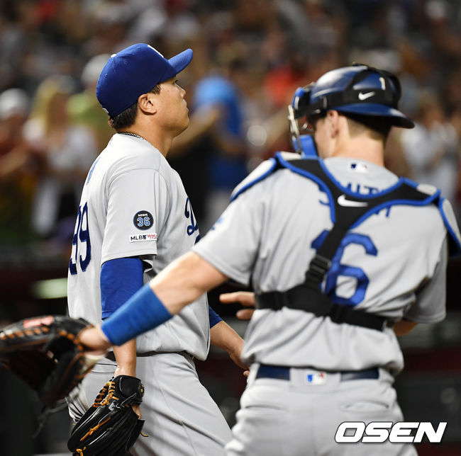 [OSEN=피닉스(미국 애리조나주), 최규한 기자]4회말 2사 주자 1,2루 LA 선발 류현진이 애리조나 바르가스에게 우전 1타점 적시타를 허용한 후 아쉬워하고 있다./dreamer@osen.co.kr