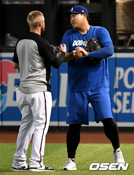 [OSEN=피닉스(미국 애리조나주), 최규한 기자]경기 전 훈련 때 다저스 류현진과 애리조나 메릴 켈리가 인사를 나누고 있다. /dreamer@osen.co.kr
