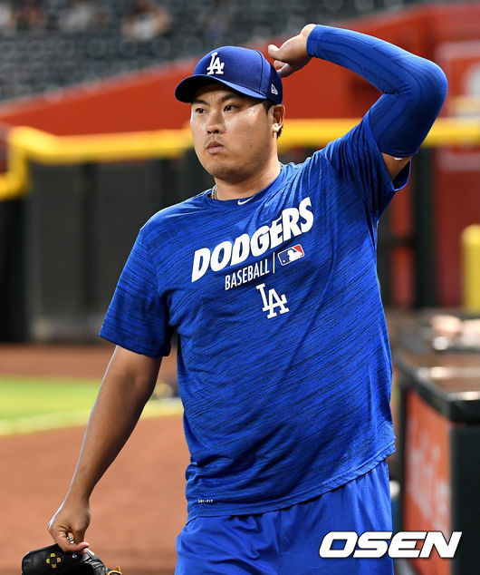 [OSEN=피닉스(미국 애리조나주), 최규한 기자]다저스 류현진이 외야에서 훈련을 마친 뒤 더그아웃으로 향하고 있다. /dreamer@osen.co.kr