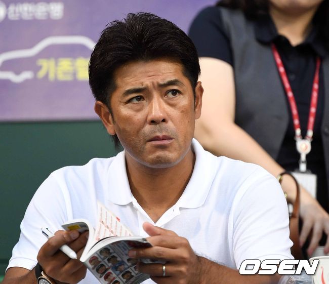 [OSEN=대전, 이대선 기자] 3일 오후 대전 한화생명이글스파크에서 ‘2019 신한은행 마이카 KBO리그’ 한화 이글스와 KIA 타이거즈의 경기가 열렸다.이나바 아츠노리 일본 야구 대표팀 감독이 경기를 바라보고 있다. /sunday@osen.co.kr
