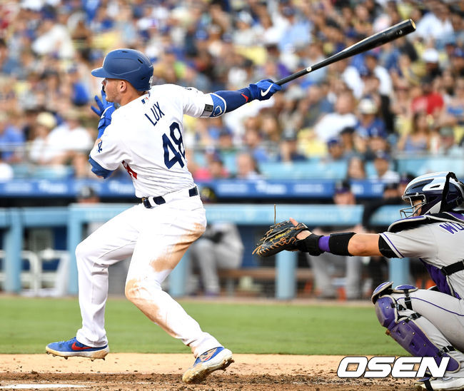 [OSEN=LA(미국 캘리포니아주), 최규한 기자]3회말 무사 선두타자로 나선 다저스 가빈 럭스가 2루타를 날리고 있다. /dreamer@osen.co.kr