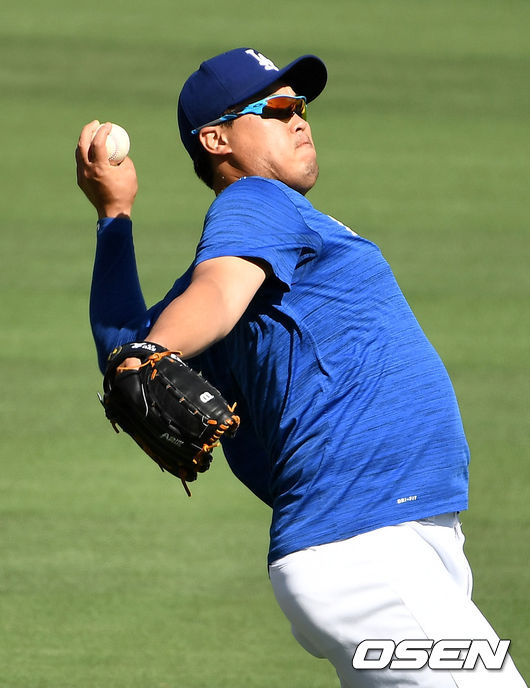 [OSEN=LA(미국 캘리포니아주), 최규한 기자]내일(5일) 선발 등판을 앞둔 다저스 류현진이 경기 시작을앞두고 외야에서 롱토스 훈련을 하고 있다. /dreamer@osen.co.kr