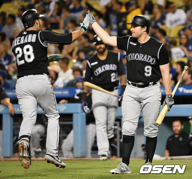 [OSEN=LA(미국 캘리포니아주), 최규한 기자]4회초 무사 선두타자로 나선 콜로라도 놀란 아레나도가 달아나는 솔로포를 치고 홈을 밟은 뒤 다니엘 머피와 인사를 나누고 있다. /dreamer@osen.co.kr