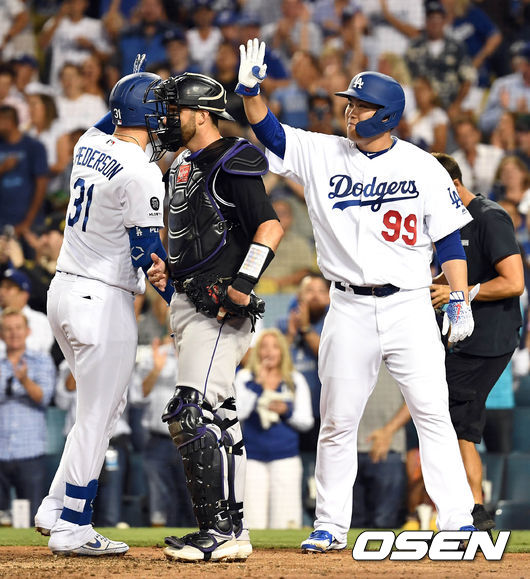 [OSEN=LA(미국 캘리포니아주), 최규한 기자]4회말2사 류현진이 안타를 치고 있다. 다음 타자 작 피더슨이 투런 홈런을 쳤다./dreamer@osen.co.kr