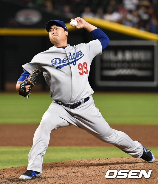 [OSEN=피닉스(미국 애리조나주), 최규한 기자]LA 선발 류현진이 힘차게 공을 뿌리고 있다./dreamer@osen.co.kr
