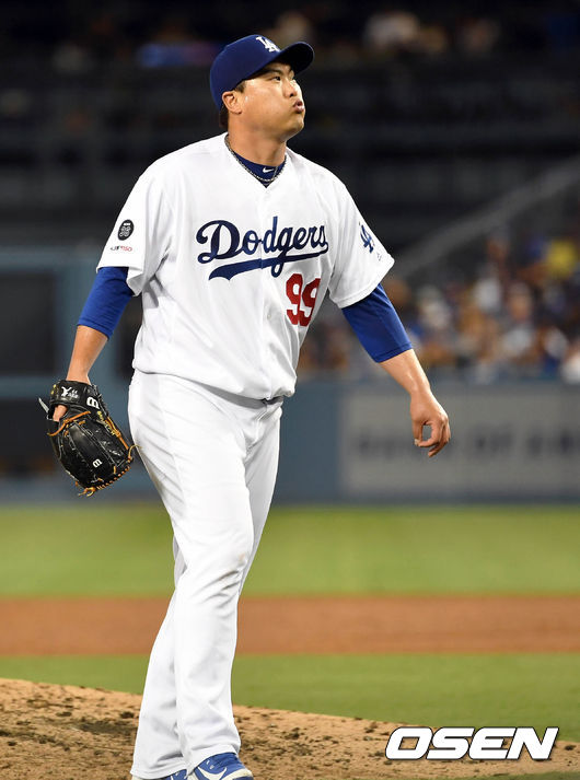 [OSEN=LA(미국 캘리포니아주), 최규한 기자] 5일(한국시간) 미국 캘리포니아주 로스앤젤레스 다저스타디움에서 ‘2019 메이저리그’ LA 다저스와 콜로라도 로키스의 경기가 열렸다.4회초 2사 2루 콜로라도 햄슨의 타구가 파울이 되자 류현진이 한 숨을 내쉬고  있다. /dreamer@osen.co.kr