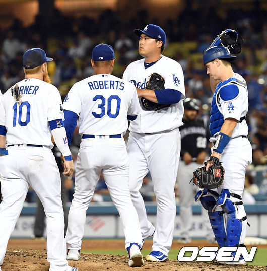 [OSEN=LA(미국 캘리포니아주), 최규한 기자] 5일(한국시간) 미국 캘리포니아주 로스앤젤레스 다저스타디움에서 ‘2019 메이저리그’ LA 다저스와 콜로라도 로키스의 경기가 열렸다.5회초 1사 1,2루 로버츠 감독이 류현진을 강판시키고 있다./dreamer@osen.co.kr