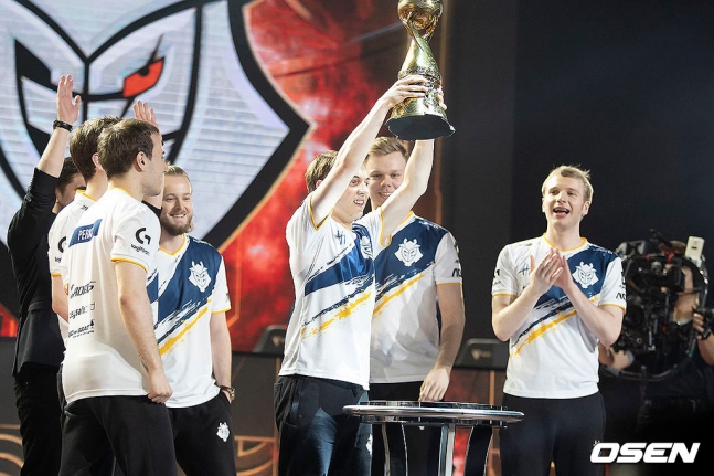 2019 MSI 우승컵을 들어올린 G2.