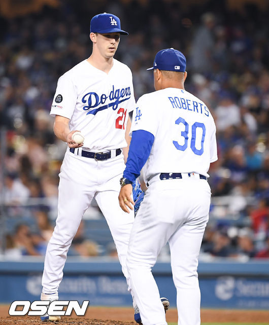 [OSEN=LA(미국 캘리포니아주),박준형 기자]7회초 콜로라도 선두타자 푸엔테스에게 솔로홈런을 허용한 다저스 선발투수 뷸러가 강판되고 있다. 뷸러는 6이닝 4실점 패전투수가 됐다. / soul1014@osen.co.kr