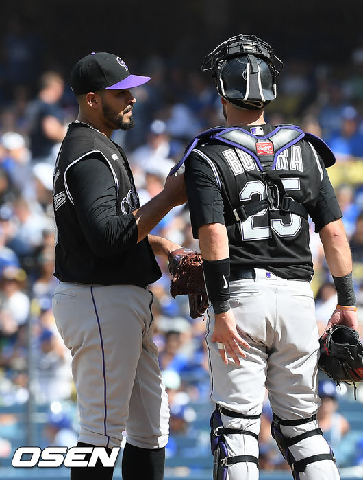 [OSEN=LA(미국 캘리포니아주),박준형 기자]5회말 무사 만루 콜로라도 센자텔라가 강판되고 있다. 센자텔라는 류현진의 솔로홈런 포함 4이닝 5실점 패전투수가 됐다. / soul1014@osen.co.kr