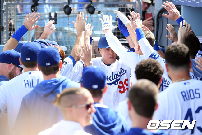 [OSEN=LA(미국 캘리포니아주),박준형 기자]5회말 선두타자로 나선 류현진이 동점 솔로 홈런을 치고 있다. / soul1014@osen.co.kr