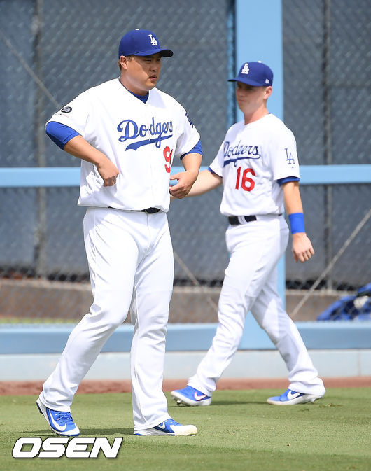 [OSEN=LA(미국 캘리포니아주),박준형 기자]경기에 앞서 류현진과 스미스가 함께 스트레칭을 하고 있다. / soul1014@osen.co.kr