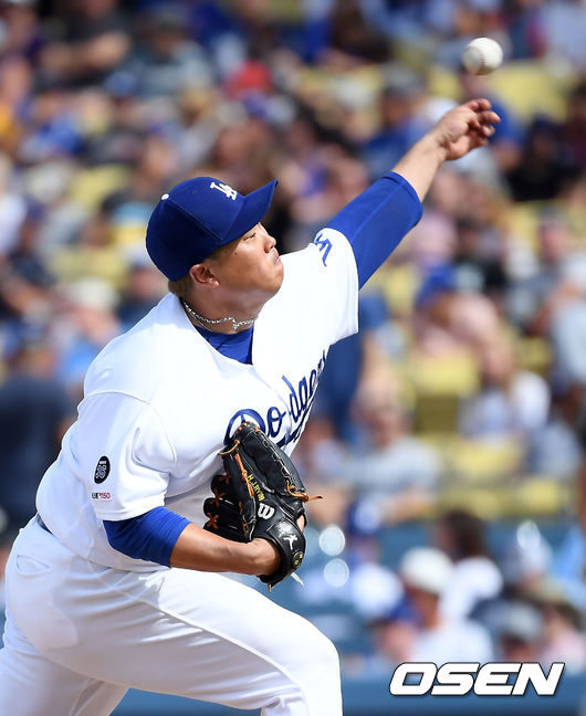 [OSEN=LA(미국 캘리포니아주),박준형 기자]5회말 선두타자로 나선 류현진이 동점 솔로 홈런을 치고 있다. / soul1014@osen.co.kr