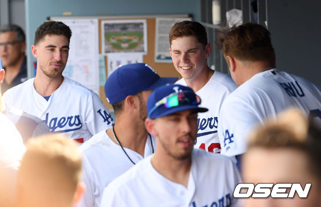 [OSEN=LA(미국 캘리포니아주),박준형 기자]5회말 선두타자로 나선 류현진이 동점 솔로 홈런을 치고 있다. / soul1014@osen.co.kr