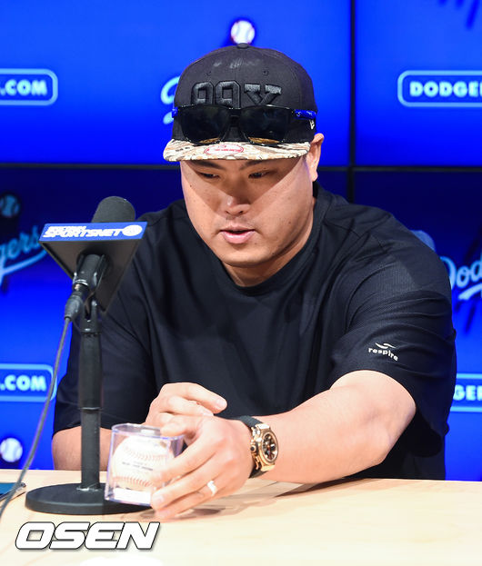 [OSEN=LA(미국 캘리포니아주),박준형 기자]경기종료 후 진행된 인터뷰에 류현진이 첫 홈런 기념구를 보이고 있다. / soul1014@osen.co.kr