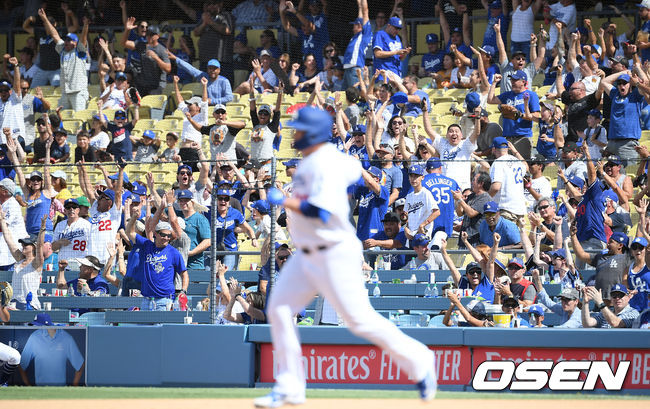 [OSEN=LA(미국 캘리포니아주),박준형 기자]5회말 선두타자로 나선 류현진이 동점 솔로 홈런을 치고 있다. / soul1014@osen.co.kr