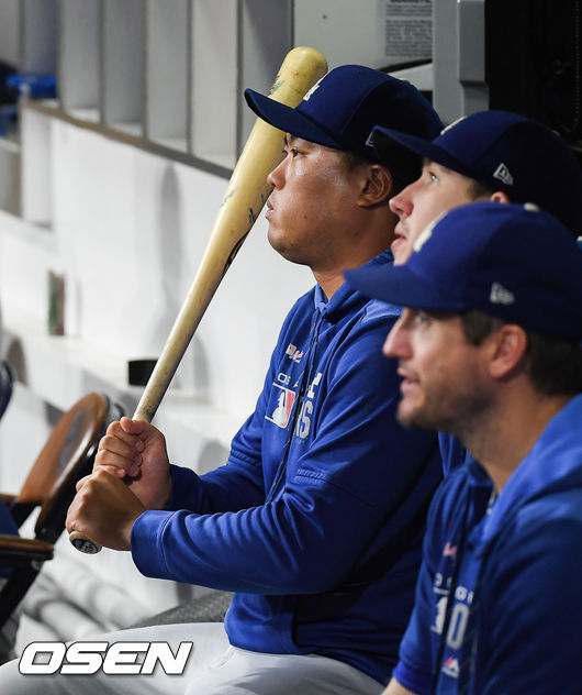 [OSEN=샌디에이고(미국 캘리포니아주),박준형 기자]9회말 다저스 류현진이 더그아웃에서 방망이를 잡고 경기를 지켜보고 있다. / soul1014@osen.co.kr