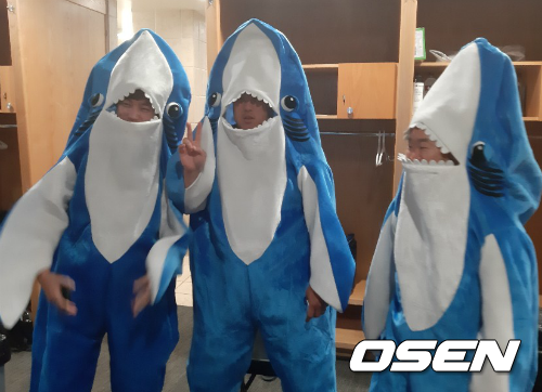 [OSEN=샌디에이고, 이상학 기자] 아기 상어로 변신한 류현진과 이종민 통역(왼쪽), 김용일 트레이닝코치(오른쪽). /waw@osen.co.kr